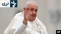 پوپ فرانسېس د ۲۰۲۴ز کال د مارچ پر ۳۱مه د ایسټر په غونډه کې د ګډون پر مهال خپلو مینه والو ته لاس خوځوي.