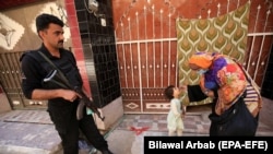 په پاکستان کې د پولیو له واکسیني ډلو سره پولیس سرتېري هم کور په کور ګرځي ــ پخوانی انځور.