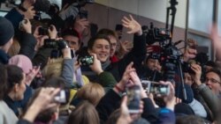 Егор Жуков (в центре) выходит из суда после вынесения приговора