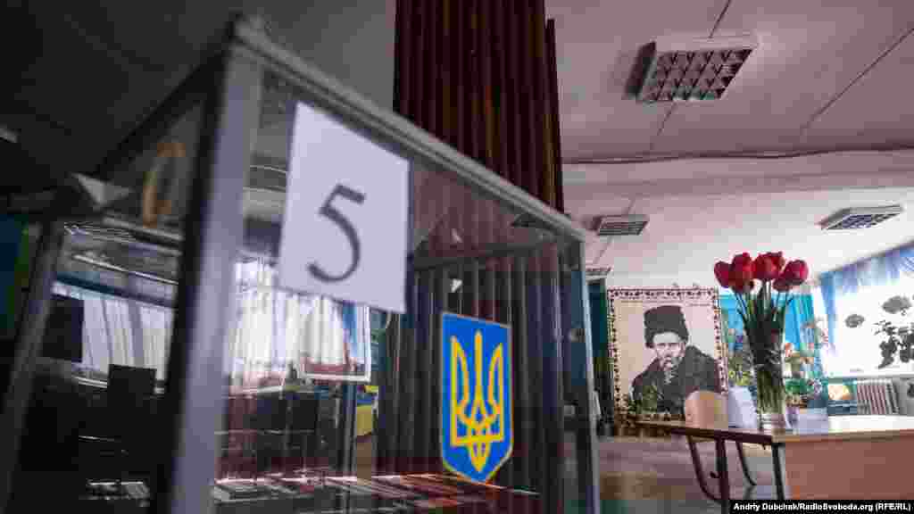 До селищної ради Гранітного також належить невелике село Старомар'ївка, яке перебуває під контролем бойовиків угруповання &laquo;ДНР&raquo;. Тамтешні жителі, попри ризик небезпеки, все одно переходять &laquo;неофіційними&raquo; стежками між населеними пунктами. За словами місцевих, вони навіть брали участь у голосуванні в першому турі, адже належать до гранітненської виборчої дільниці. До війни у Старомар'ївці проживало понад 300 осіб, зараз &ndash; близько 80