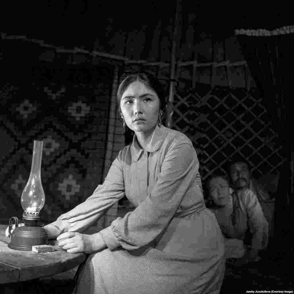 Клара Юсупжановага арналган көргөзмө &quot;Жолборс жайлоодо эки уйду жарды&quot; аталып, ага өнөр ээсинин кыргыз тасмаларында таберик болуп калган бир нече сүрөттөрү коюлду. Мындан сырткары маданий саамалыкта сүрөтчүлөр Белек Кошоев, Кубанычбек Ибраимов, Шайлоо Жекшенбаев, Бахрамжон Темиров жана Асейин уулу Молдокелердин эмгектери илинди. (Бул сүрөт кинорежиссер Лариса Шепитьконун &quot;Зной&quot; (&quot;Аптап&quot;) тасмасынан, сүрөт К. Грязновго таандык)