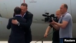 E timpul pentru o îmbrățișare cu șeful: Andri Iermak la întoarcerea de la Moscova cu prizonierii ucraineni eliberați, în septembrie 2019.