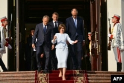 Președinta R.Moldova, Maia Sandu, îi conduce pe premierul polonez Donald Tusk, pe președintele francez Emmanuel Macron și pe cancelarul german Friedrich Merz după o conferință de presă comună organizată la cea de a 34-a aniversare a independenței țării - 27 august 2025