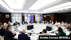 Imagine de la una din consultările dintre Asociația Municipiilor, condusă de Olguța Vasilescu (PSD) și Guvernul României, condus de Ilie Bolojan (PNL), pe tema reformei administrative.