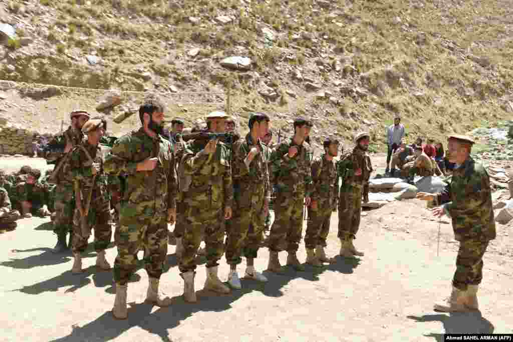 Ауғанстан әскерінің кейбір жауынгері тәліптерден қашып Панжшерге келген. Олар бұл шатқалға жүздеген "Хаммер" көлігін, брондалған техника мен бес тікұшақ әкелгені хабарланды.&nbsp;