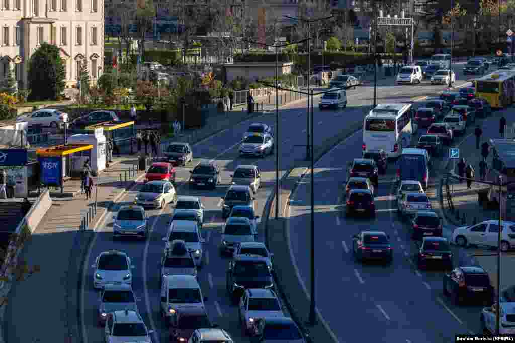 Në anën tjetër, ministri në detyrë i Financave,  Hekuran Murati, ka bërë të ditur një ditë më parë se Zyra e Thesarit të Shtetit qysh të premten e ka alokuar buxhetin e dhjetorit për Komunën e Prishtinës, për t’i paguar disa shërbime esenciale, siç është energjia elektrike.“Mirëpo në fund të ditës, nga Thesari më njoftuan që përkundër alokimit, stafi i Komunës së Prishtinës kishin përfunduar orarin dhe nuk e kishin kryer asnjë pagesë, me arsyetimin se ‘i kryejmë të hënën’”, ka bërë të ditur Murati përmes një postimi në Facebook. 