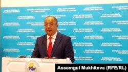Толеутай Рахимбеков, кандидат в президенты Казахстана от партии «Ауыл»  в назначенных на 9 июня внеочередных президентских, на пресс-конференции в ЦИК. Нур-Султан, 6 мая 2019 года.