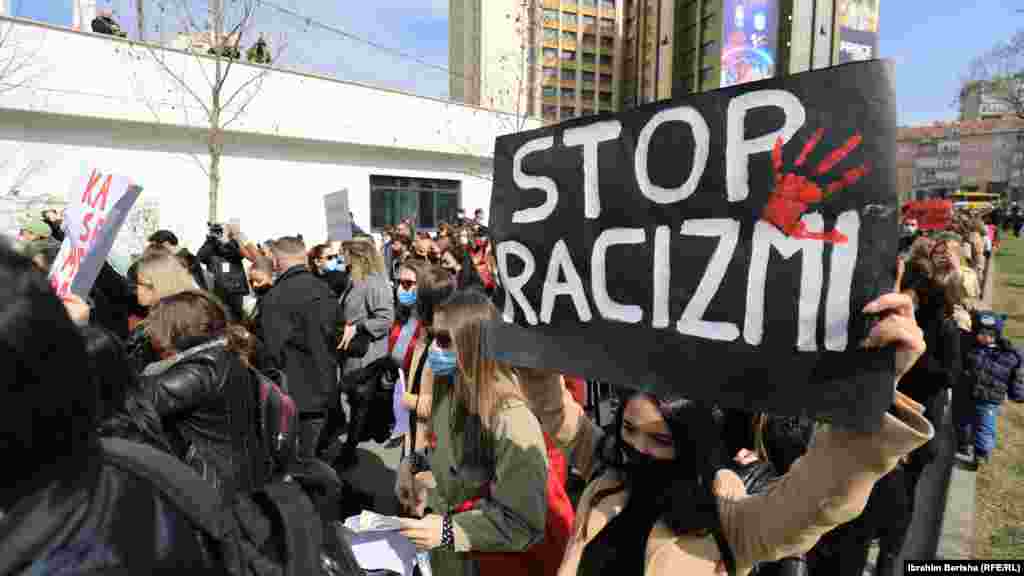Pjesëmarrësit marshuan në qendër të qytetit të Prishtinës duke kërkuar "një jetë pa dhunë e shtypje".&nbsp; 