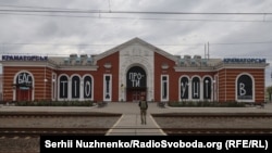 Краматорський вокзал – місце зустрічей і прощань – уже не приймає потяги (фоторепортаж)
