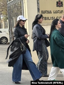 ხატია ვიბლიანი გულშემატკივრებთან ერთად ტოვებს სასამართლოს შენობას, 25 ნოემბერი, 2025 წელი