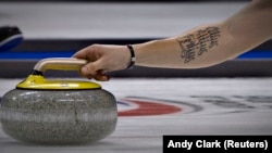 Латинские «Citius, Altius, Fortius!» («Быстрее, выше, сильнее») на руке шведского атлета.