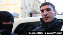 Bogdan Peșchir (bogpr) este escortat de către polițiști în sediul IGPR din București, 20 martie 2025.