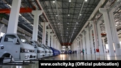 Ош шаарындагы "Кыргыз унаа курулуш" заводу кытайлык Dongfeng компаниясы менен келишим түзүп, жүк ташуучу автоунаа кураштыруу пландалган. 8-июль, 2021-жыл. 