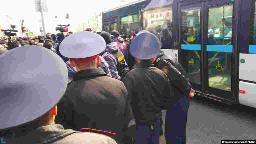 Шеруге жиналғандар ұсталғандарды босатуды талап етіп, айғайлады. Нұр-Сұлтан қалалық полиция басшысы оларға "ұсталғандарды босатамыз, бірақ егер сіздер осы жерден кетпей, шеруді жалғастырсаңыздар, онда ұстаймыз" деп ескертті. Нұр-Сұлтан. 1 мамыр 2019 жыл.&nbsp;