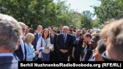 Дипломати на місці удару по житловому будинку, здійсненого армією РФ під час масованої атаки на столицю. Київ, 28 серпня 2025 року