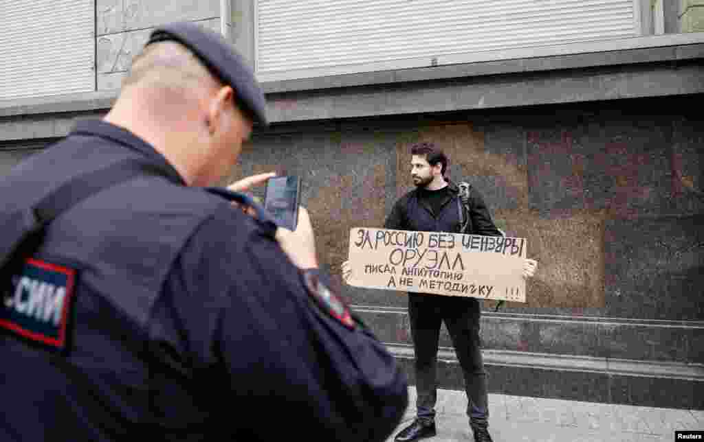 Активист и бывший глава штаба Бориса Надеждина Дмитрий Кисиев у Госдумы РФ во время одиночного пикета против штрафов за поиск "экстремистских" материалов в сети, Москва, Россия, 22 июля 2025 года. REUTERS/Юлия Морозова