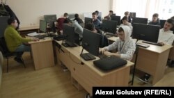 Studenții Colegiului Universității Tehnice din Moldova (UTM) la o lecție de inginerie și IT