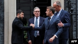 Președintele ucrainean, Volodimir Zelenski, alături de cel francez, Emmanuel Macron, cancelarul german, Friedrich Merz, și premierul britanic Keir Starmer, la reședința acestuia din Downing Street de la Londra, pe 8 decembrie 2025
