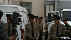 Сотрудники конвойной службы перед зданием городского суда Астаны, 12 июля 2010 года.