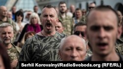 Василь Сліпак на майдані Незалежності під час прощання із загиблими бійцями «Правого сектору», 14 червня 2016 року