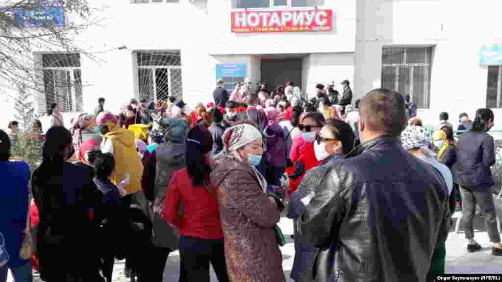 "Қазпошта" алдына жиналған жұрттың кейбірі интернет арқылы өтініш тапсыруға мүмкіндігі жоқ екенін айтады. 6 сәуір 2020 жыл.