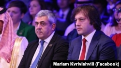 მანამდე ზურაბ პოლოლიკაშვილმა კობახიძეზე თქვა: „სამი კვირაა და მეტი, ვწერ, ვურეკავ და იმალება“. ფოტოზე: პოლოლიკაშვილი (მარცხნივ) და კობახიძე. 2024 წლის 29 სექტემბერი.