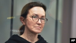 Alsu Kurmasheva, jurnalistă RFE/RL, care deține dublă cetățenie americană și rusă, este ținută în custodia rusă din 18 octombrie.