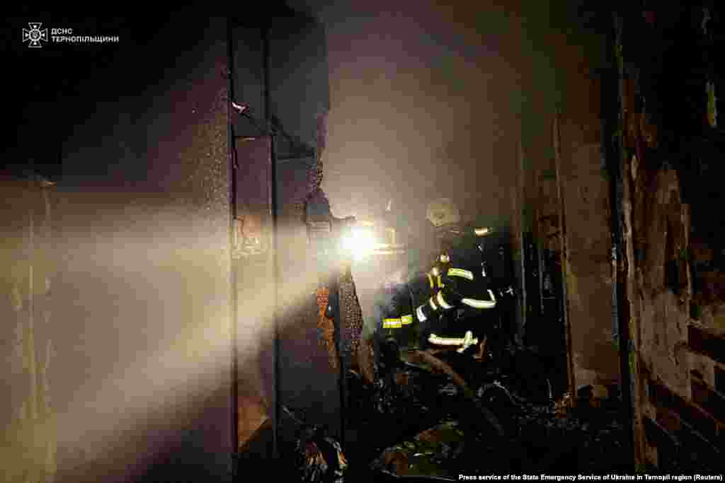 Руйнування всередині житлового будинку у Тернополі, внаслідок удару російського дрона.&nbsp;&nbsp; Із будинку відселили цілий під'їзд. 40 квартир без світла та тепла