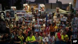 د اګست پر نهمه په تل ابیب کې ګڼو مظاهرچیانو په غزې کې د یرغملیانو انځورونه نیولي او د جګړې درولو غوښتنه یې وکړه.