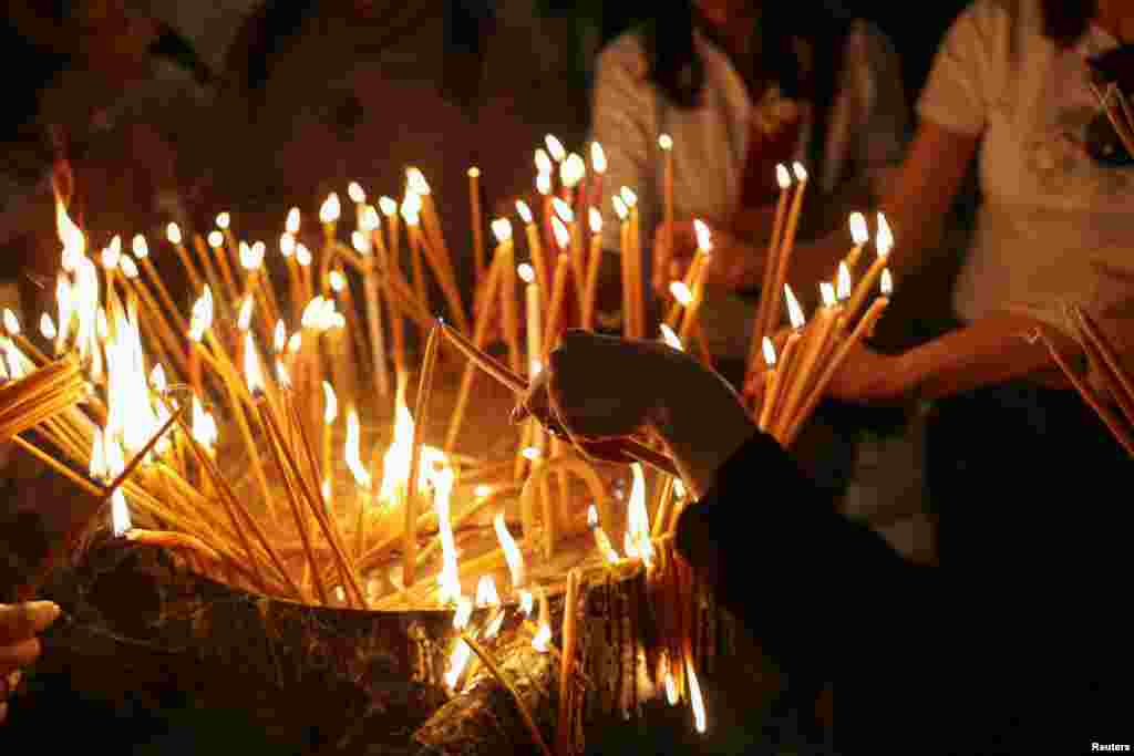 Të krishterët ndezin qirinj, pas njoftimit nga Vatikani për vdekjen e Papa Françeskut, në Kishën e Varrit të Shenjtë në Qytetin e Vjetër të Jerusalemit.