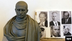 Statuie a lui Putin ca împărat roman în St. Petersburg.