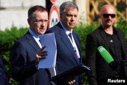 Глава російської делегації, радник президента РФ Володимир Мединський спілкується з пресою після зустрічі в палаці Чираган в день другого раунду мирних переговорів між Росією і Україною, в Стамбулі, Туреччина, 2 червня 2025 року