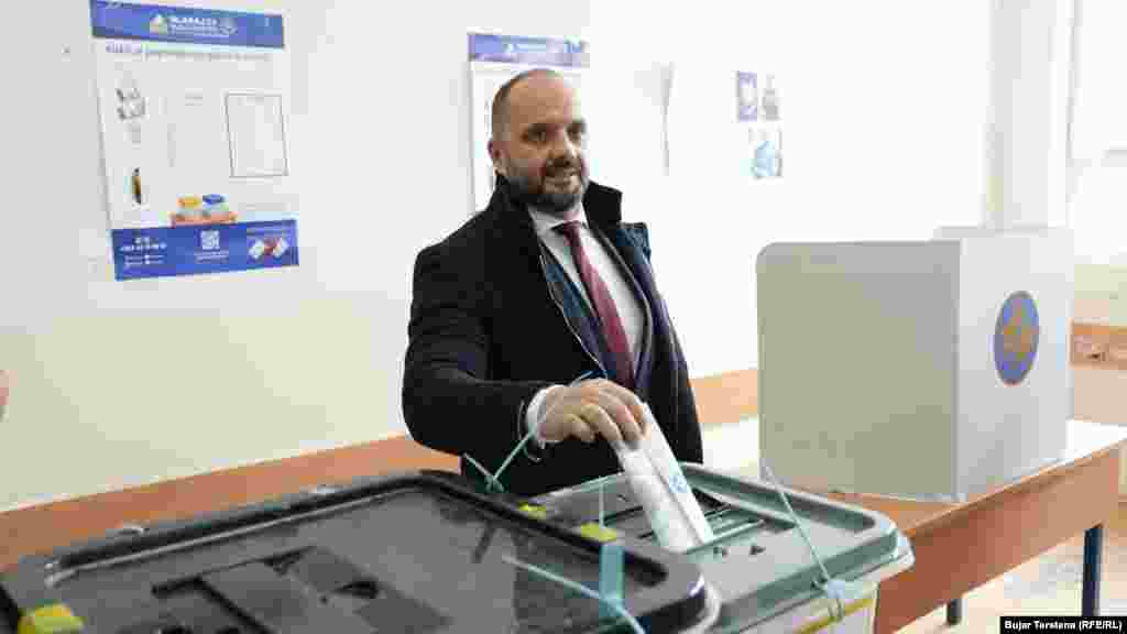 Kandidati i Listës Serbe për kryetar të Mitrovicës së Veriut, Millan Radojeviq, shihet duke votuar në një qendër votimi në qytetin me shumicë serbe, në zgjedhjet lokale, Mitrovicë e Veriut, 12 tetor 2025.