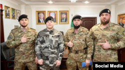 Адам Кадыров с сотрудниками ОМОН "Ахмат-Грозный". Фото: инстаграм командира подразделения Анзора Бисаева