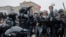 Полицейский спецназ с дубинками и протестующие на митинге в поддержку Навального в Москве. 23 января 2021 года.