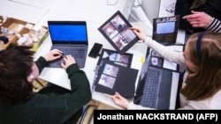 Медиа сабаттуулук тууралуу окуп жаткан студенттер. Иллюстрация  