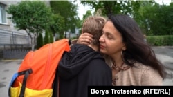 Ірина обіймає сина