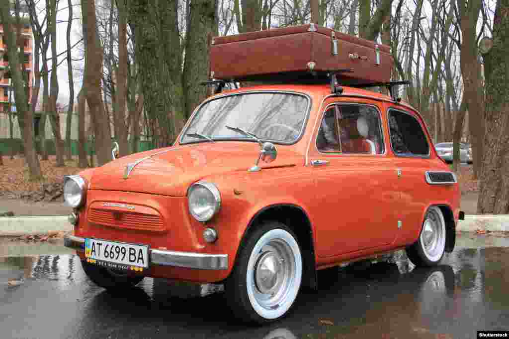 В 1961 году Советский Союз вышел в свет с ZAZ 965, почти идентичной копией Fiat, вплоть до &laquo;дверей-самоубийц&raquo;, которые открывались вперед. К 1960-м годам советские автомобили становились все более пролетарскими: все большее число обычных советских граждан смогли получить свои легковые автомобили, хотя и после долгого ожидания.