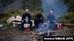 Građani srpske nacionalnosti kod barikada na prelazu Jarinje na Kosovu, 28. septembra 2021., uoči početka pregovora u Briselu, na kojima je postignuta saglasnost o izlasku iz krize započete nakon što je Priština počela sa primenom mere zamene srskih tablica na teritoriji Kosova.