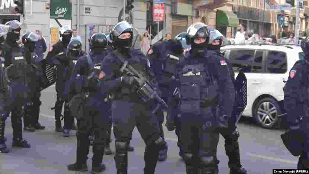 Paralelno sa prvim blokadama, reagovala je i policija koja uklanja demonstrante sa ulica (Beograd, 4. jul)