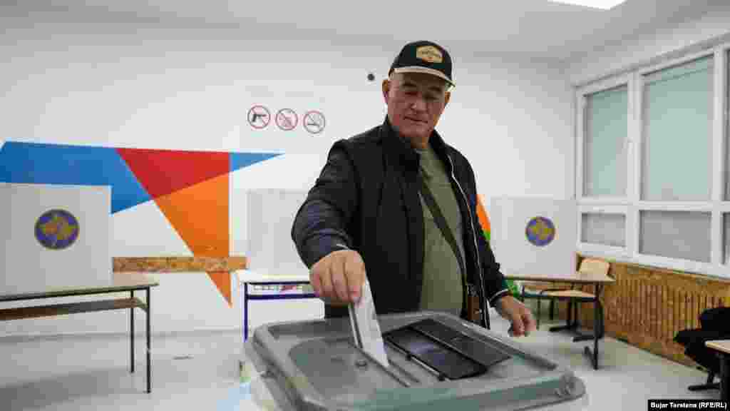 Një burrë voton në garën për kryetarin e Prishtinës, 9 nëntor 2025.