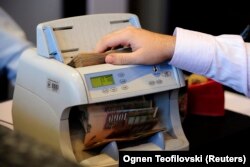 Makedonski denari, ilustrativna fotografja