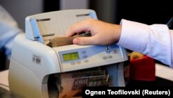 Brojanje denara, fotografija iz arhive