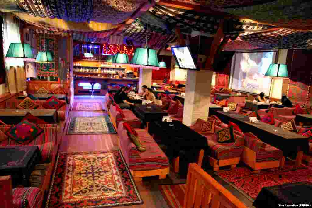 Якутск. Ресторан "Бао". Его интерьер сделан в уникальном кыргызском стиле. Такого оформления нет даже в Кыргызстане