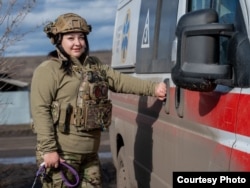 Анастасія Хлівна біля машини медеваку