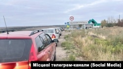 Черга до АЗС на окупованій Луганщині