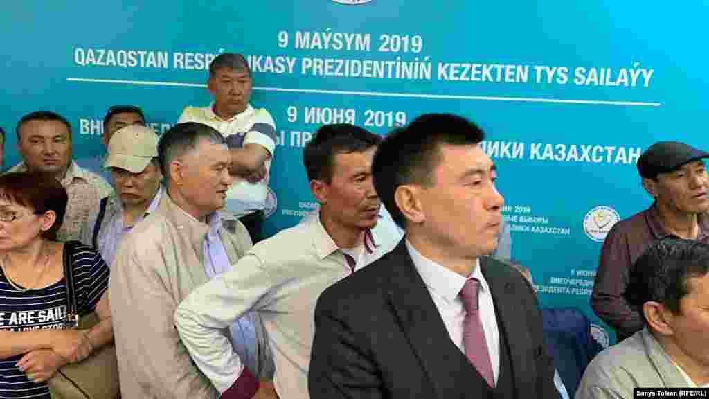 Құрылтайға пікір-ұстанымдары мен көзқарастары әртүрлі қоғамдық-саяси топ өкілдері қатысты. Олардың арасында тіркелмеген "Алаш" партиясының жетекшісі Сырым Әбдірахманов, "Антигептил" тобының мүшесі Мақсат Ілиясұлы болды. Жиынға жақында басшылығы ауысып, сайлауға бойкот жариялаған "Ақиқат" ЖСДП төрағасы Ермұрат Бапи қатысты.&nbsp;&nbsp;