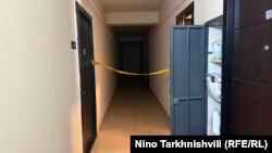 საცხოვრებელი კორპუსის 22-ე სართული ყვითელი ლენტითაა შემოსაზღვრული. 4 ოქტომბერი