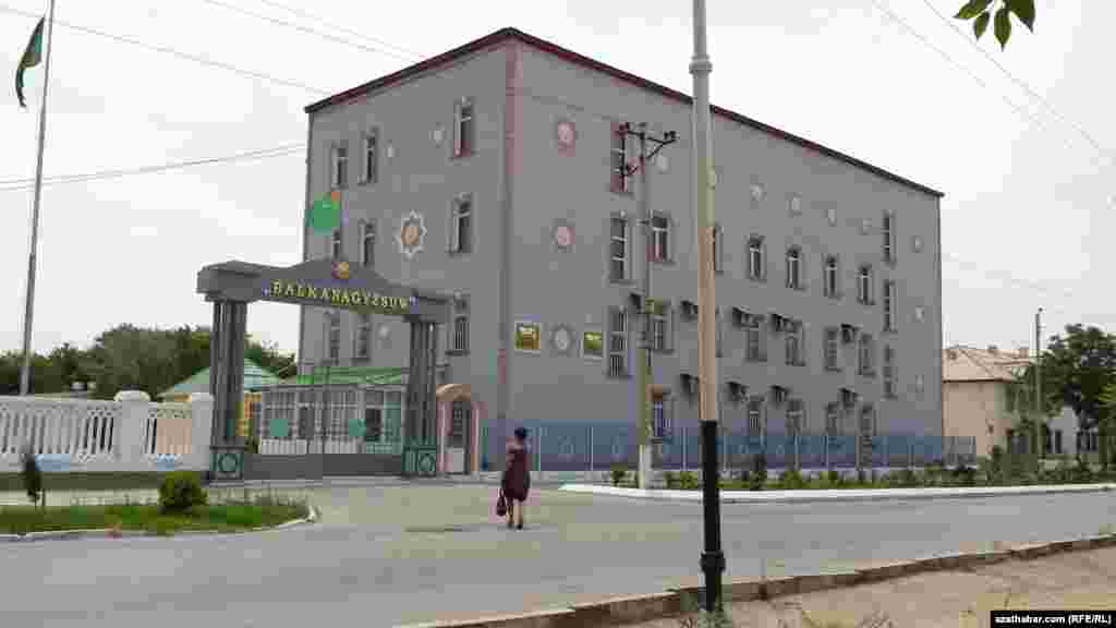 "Balkanagyzsuw" edarasy. Balkanabatlylar agyz suw üpjünçiligi bilen bagly oňaýsyz ýagdaýlar barada arz edip ýüz tutsalar-da, öz nalyşlarynyň jogapsyz galaýandygyny aýdýarlar.