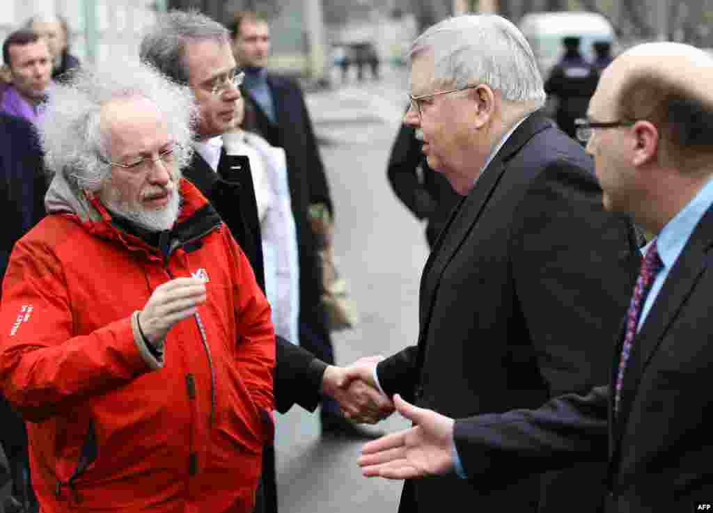 Aleksei Venediktov (left), editor in chief of the Ekho Moskvy radio station, and U.S. Ambassador to Russia John Tefft (second from right) arrive at Nemtsov's farewell ceremony.